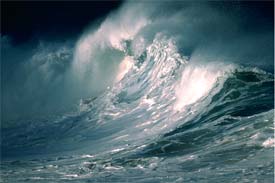 Welle bricht im Meer