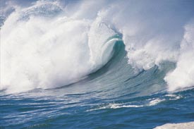 Welle bricht im Meer